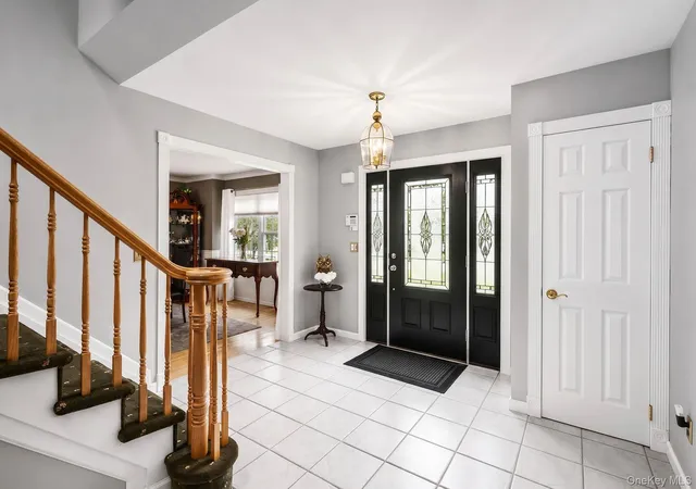 Photo 4 of Sale Pending at 3 Warren Ct, Farmingville, NY 11738 | MLS# 1028086 | Listing updated on 2026-08-15