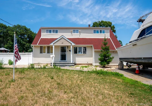 Photo 1 of Single family home for sale at 27 W Lakeland St, Islip, NY 11706 | MLS# 1028145 | Listing updated on 2026-09-19