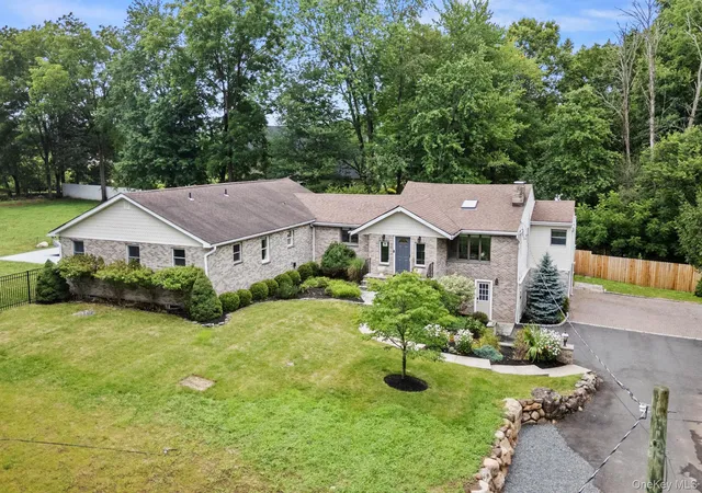 Photo 3 of Single family home for sale at 15 Green Hedges Ln, Blauvelt, NY 10913 | MLS# 1028163 | Listing updated on 2026-08-12