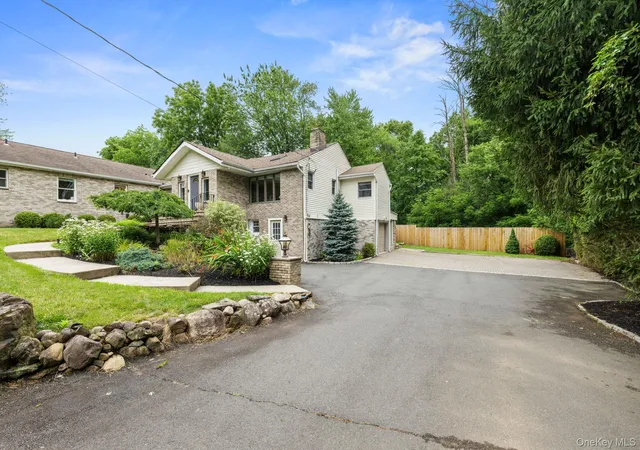 Photo 4 of Single family home for sale at 15 Green Hedges Ln, Blauvelt, NY 10913 | MLS# 1028163 | Listing updated on 2026-08-12