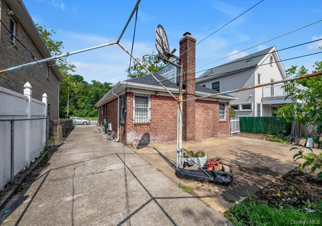 Photo 3 of Single family home for sale at 5011 175th Street, Fresh Meadows, NY 11365 | MLS# 1028235 | Listing updated on 2026-08-15