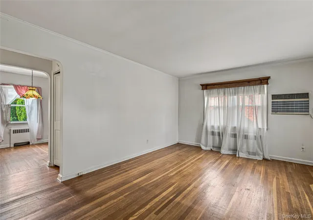 3rd image of 163 Laurel Dr, New Hyde Park, NY 11040 | MLS# 1028312