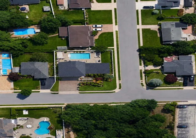 Photo 2 of Sale Pending at 9 Florgate Rd, Oyster Bay, NY 11735 | MLS# 1028373 | Listing updated on 2026-08-07