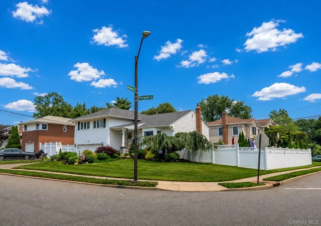 Photo 3 of Sale Pending at 9 Florgate Rd, Oyster Bay, NY 11735 | MLS# 1028373 | Listing updated on 2026-08-07