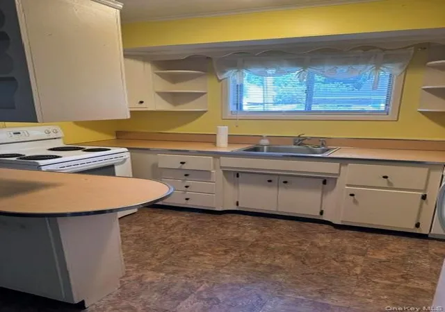 Photo 3 of Sale Pending at 11 Foley Pl, Huntington, NY 11746 | MLS# 1028519 | Listing updated on 2026-08-01