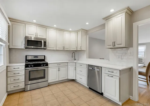 Listing Photo 4 - Condo for sale in building located at 4425 Wilshire, Islip, NY 11769 - Unit #4425
