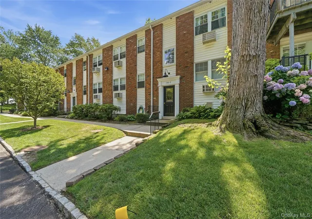 Photo 3 of Sale Pending at 130 Church St #3A, Smithtown, NY 11754 | MLS# 1028560 | Listing updated on 2026-08-14