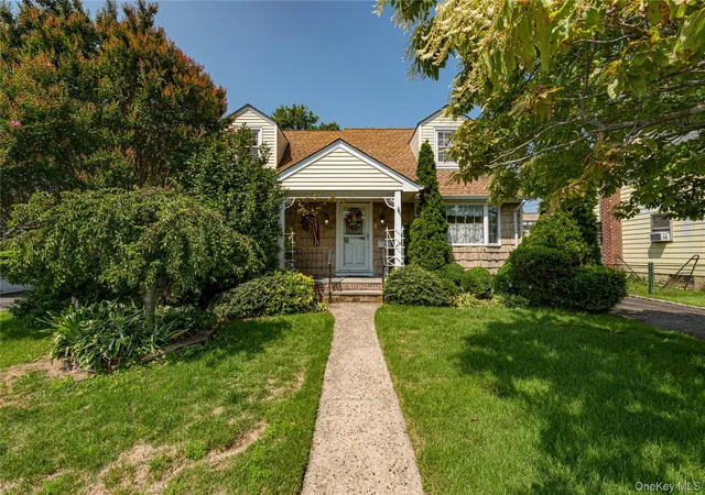 Photo 1 of Sale Pending at 9 Croyden Ln, Oyster Bay, NY 11801 | MLS# 1028562 | Listing updated on 2026-08-27