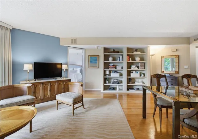 Photo 5 of Sale Pending at 10 Stewart Pl #7FW, White Plains, NY 10603 | MLS# 1028632 | Listing updated on 2026-08-20