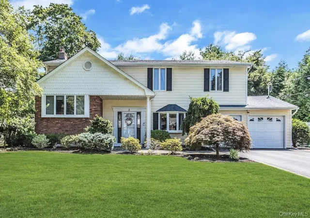 Photo 1 of Sale Pending at 3 Windsor Pl, Huntington, NY 11747 | MLS# 1028636 | Listing updated on 2026-08-11