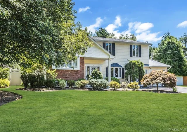 Photo 2 of Sale Pending at 3 Windsor Pl, Huntington, NY 11747 | MLS# 1028636 | Listing updated on 2026-08-11