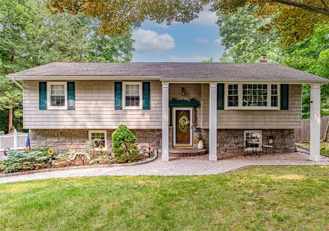 1st image of 41 Oak St, Smithtown, NY 11787 | MLS# 1028706