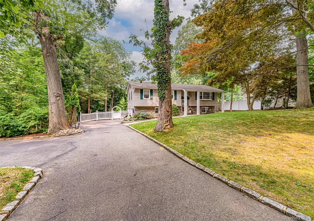 3rd image of 41 Oak St, Smithtown, NY 11787 | MLS# 1028706