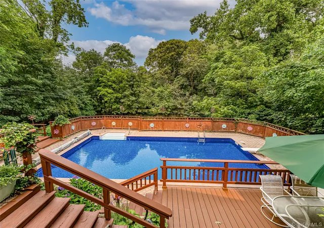 4th image of 41 Oak St, Smithtown, NY 11787 | MLS# 1028706