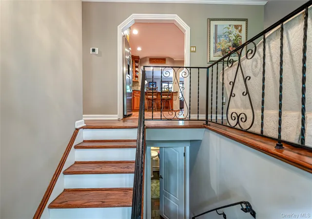 5th image of 41 Oak St, Smithtown, NY 11787 | MLS# 1028706
