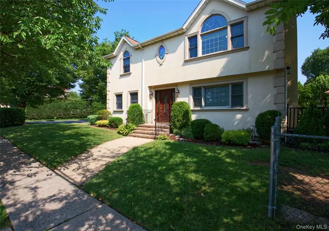 Photo 2 of Single family home for sale at 75 Maple St, Roslyn Heights, NY 11577 | MLS# 1028732 | Listing updated on 2026-09-27