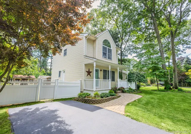 3rd image of 28 Roanoke Rd, Sound Beach, NY 11789 | MLS# 1028733