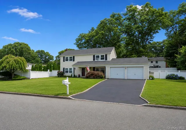 Photo 3 of Sale Pending at 4 Beaverdale Ln, Brookhaven, NY 11790 | MLS# 1028735 | Listing updated on 2026-08-18