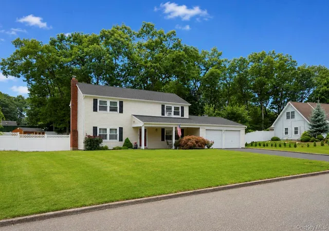 Photo 3 of Sale Pending at 4 Beaverdale Ln, Brookhaven, NY 11790 | MLS# 1028735 | Listing updated on 2026-08-18