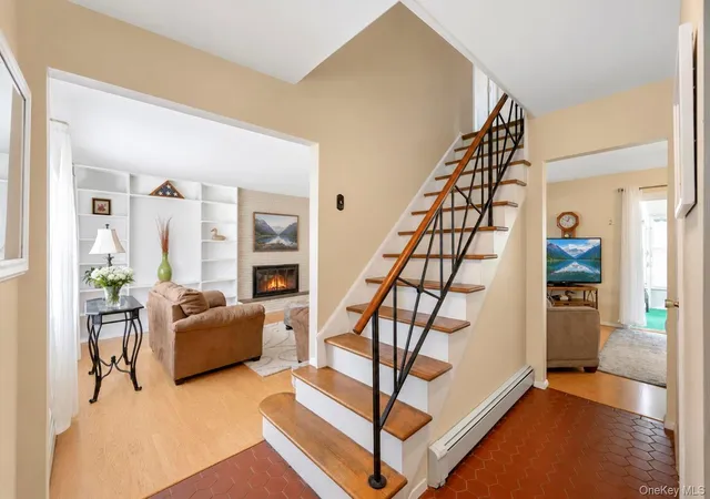 Photo 4 of Sale Pending at 4 Beaverdale Ln, Brookhaven, NY 11790 | MLS# 1028735 | Listing updated on 2026-08-18