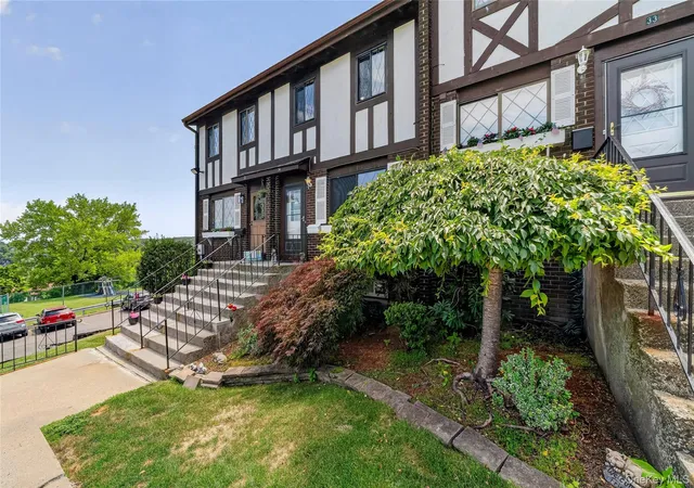 Listing Photo 2 - Condo for sale in building located at 34 Buckingham Ct, Pomona, NY 10970 - Unit #