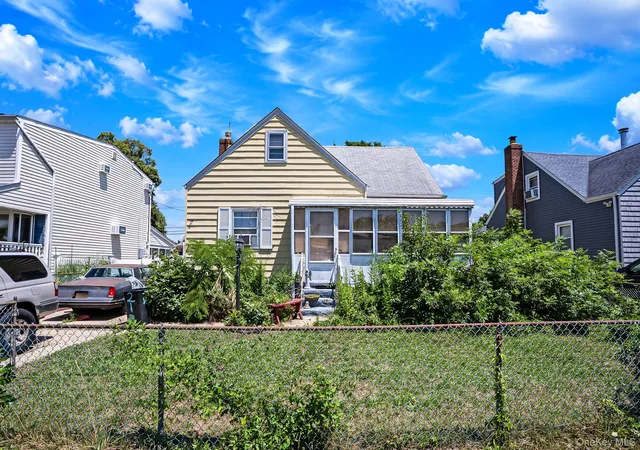 Photo 3 of Sale Pending at 218 Venetian Blvd, Babylon, NY 11757 | MLS# 1028781 | Listing updated on 2026-10-02