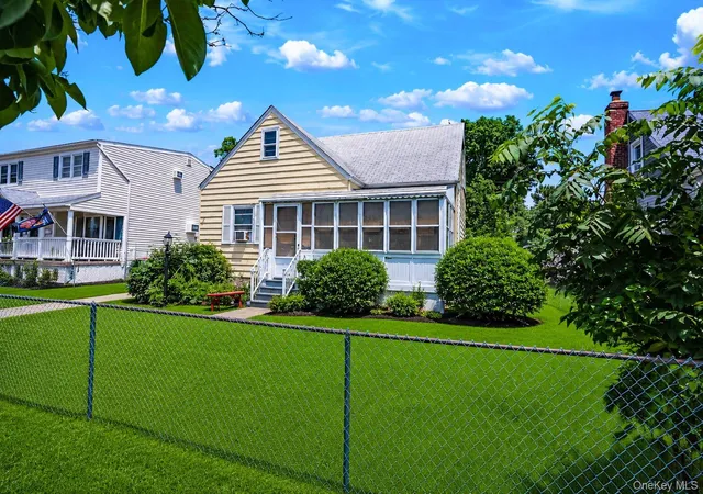 Photo 4 of Sale Pending at 218 Venetian Blvd, Babylon, NY 11757 | MLS# 1028781 | Listing updated on 2026-10-02