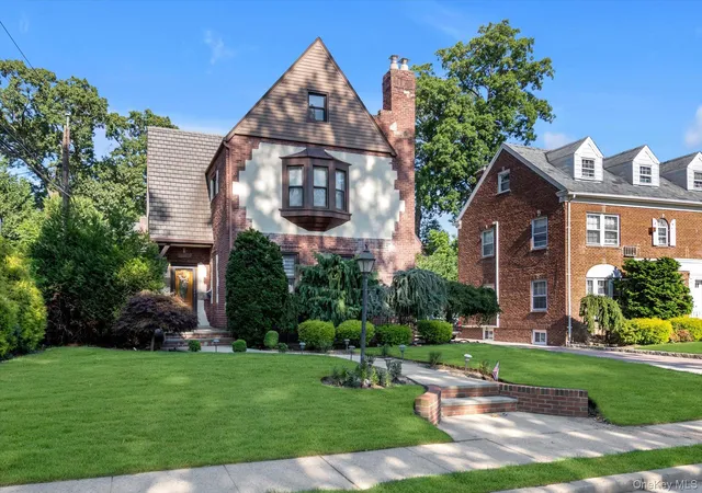 Photo 2 of Single family home for sale at 15 Parkwold Dr W, Hempstead, NY 11580 | MLS# 1028797 | Listing updated on 2026-10-04