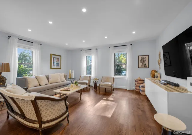 Photo 3 of Single family home for sale at 15 Parkwold Dr W, Hempstead, NY 11580 | MLS# 1028797 | Listing updated on 2026-10-04