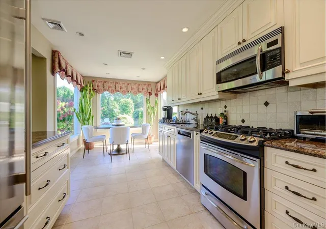 Photo 4 of Sale Pending at 6 Geoffrey Ln, Hempstead, NY 11557 | MLS# 1028895 | Listing updated on 2026-09-02