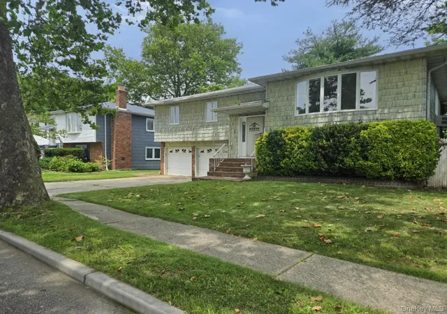 Photo 2 of Sale Pending at 4 Broadfield Pl, Glen Cove, NY 11542 | MLS# 1028957 | Listing updated on 2026-09-05