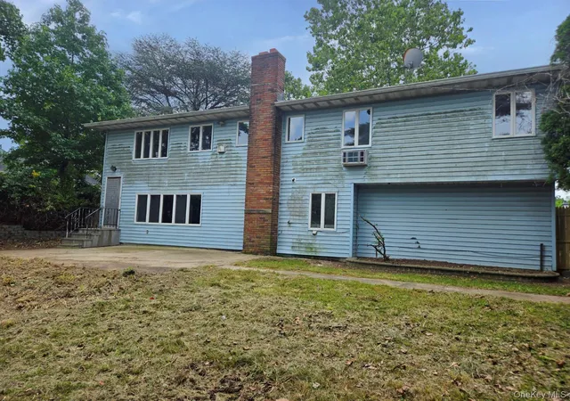 Photo 3 of Sale Pending at 4 Broadfield Pl, Glen Cove, NY 11542 | MLS# 1028957 | Listing updated on 2026-09-05