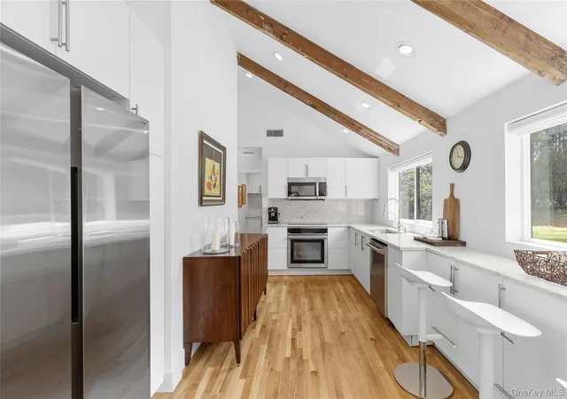 Photo 4 of Single family home for sale at 138 Longview Rd, Southampton, NY 11968 | MLS# 1028965 | Listing updated on 2026-09-24