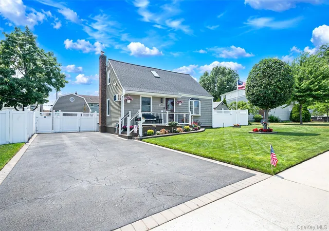 Photo 3 of Sale Pending at 7 Farmedge Rd, Bethpage, NY 11714 | MLS# 1028978 | Listing updated on 2026-08-25