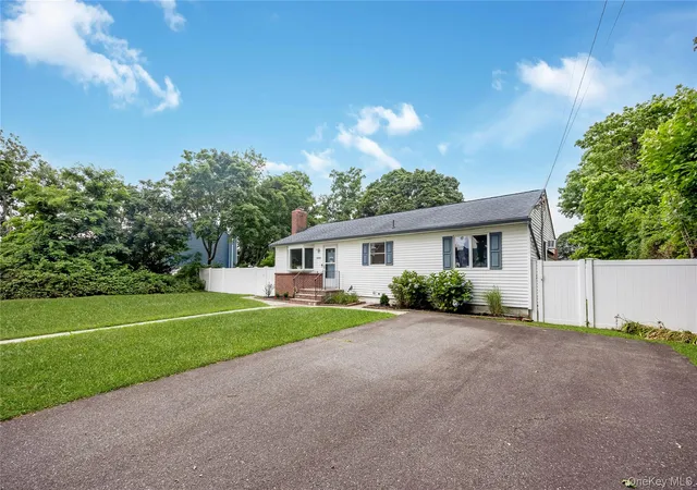 Photo 3 of Sale Pending at 522 Amsterdam Ave, East Patchogue, NY 11772 | MLS# 1028985 | Listing updated on 2026-08-08
