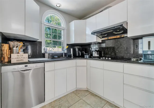 Photo 3 of Sale Pending at 11 Empress Pines Dr, Smithtown, NY 11767 | MLS# 1028993 | Listing updated on 2026-08-25