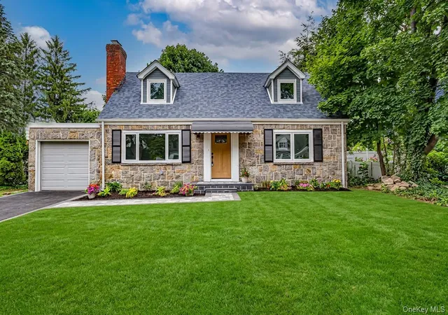 Photo 2 of Sale Pending at 11 Redwood Rd, North Hempstead, NY 11040 | MLS# 1029001 | Listing updated on 2026-08-28