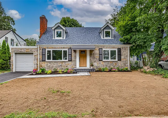 Photo 3 of Sale Pending at 11 Redwood Rd, North Hempstead, NY 11040 | MLS# 1029001 | Listing updated on 2026-08-28