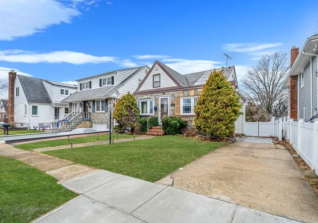 2nd image of 12 Edna Ct, Hempstead, NY 11580 | MLS# 1029086