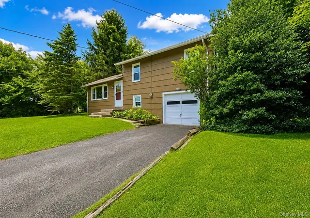 Photo 3 of Sale Pending at 26 Willow Pl, Middletown, NY 10940 | MLS# 1029110 | Listing updated on 2026-08-31