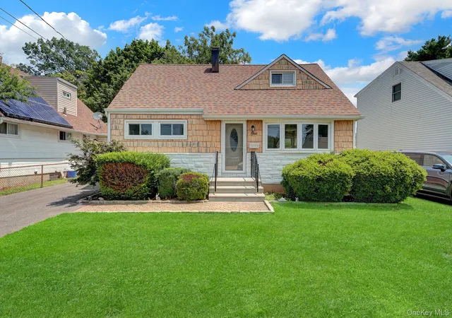 Photo 1 of Single family home for sale at 1 Prince St, Oyster Bay, NY 11801 | MLS# 1029113 | Listing updated on 2026-08-23