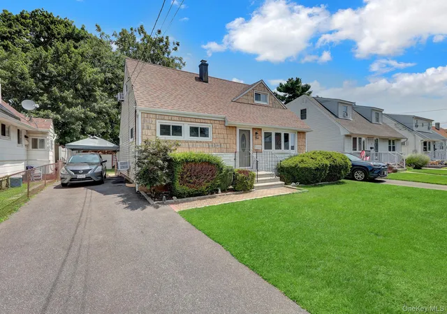 Photo 2 of Single family home for sale at 1 Prince St, Oyster Bay, NY 11801 | MLS# 1029113 | Listing updated on 2026-08-23