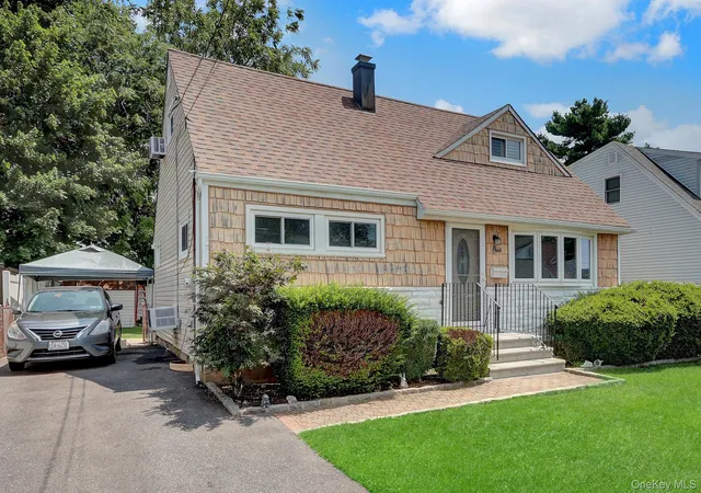 Photo 3 of Single family home for sale at 1 Prince St, Oyster Bay, NY 11801 | MLS# 1029113 | Listing updated on 2026-08-23