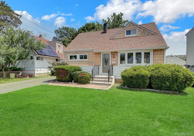 Photo 3 of Single family home for sale at 1 Prince St, Oyster Bay, NY 11801 | MLS# 1029113 | Listing updated on 2026-08-23
