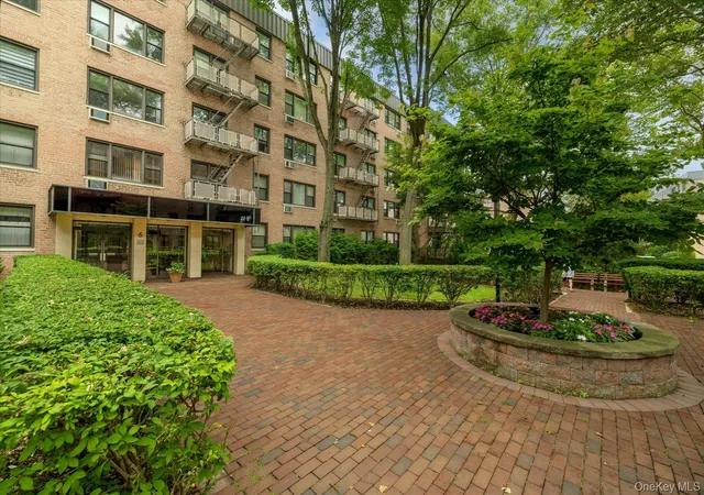 1st image of 6 Birchwood Ct, Hempstead, NY 11030