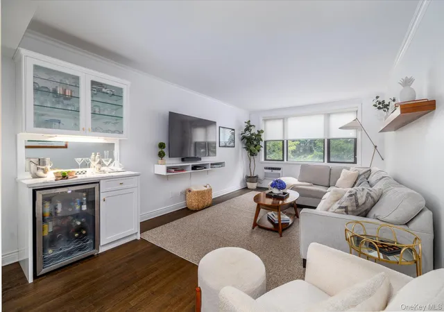 5th image of 6 Birchwood Ct, Hempstead, NY 11030