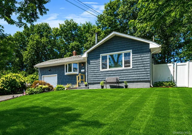 Photo 3 of Sale Pending at 14 Antler Ln, South Setauket, NY 11720 | MLS# 1029179 | Listing updated on 2026-09-17