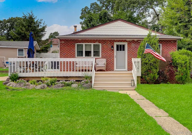 Photo 1 of Sale Pending at 629 East Dr, Babylon, NY 11757 | MLS# 1029193 | Listing updated on 2026-09-15