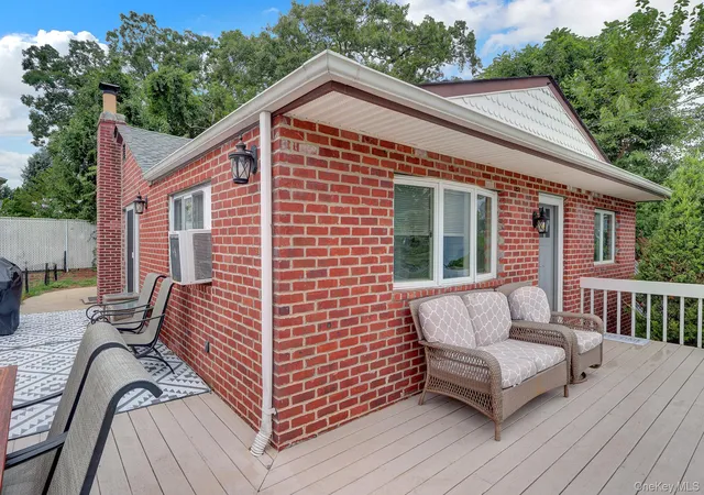 Photo 4 of Sale Pending at 629 East Dr, Babylon, NY 11757 | MLS# 1029193 | Listing updated on 2026-09-15