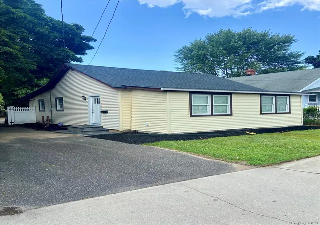 Photo 2 of Single family home for sale at 31 Oakland Ave, Brookhaven, NY 11776 | MLS# 1029243 | Listing updated on 2026-09-29